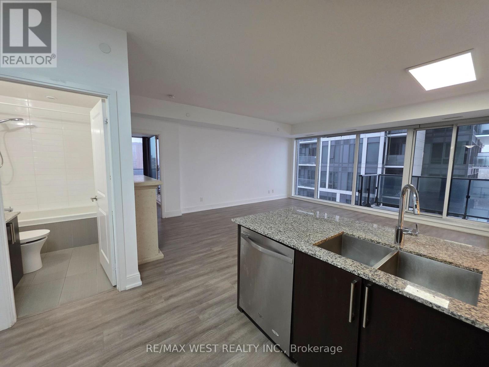 705b - 9608 Yonge Street, Richmond Hill, Ontario  L4C 0X3 - Photo 9 - N12678780