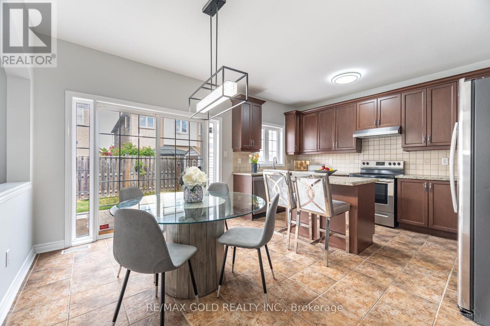 15 Oakhaven Road, Brampton, Ontario  L6P 2Y3 - Photo 7 - W12678706