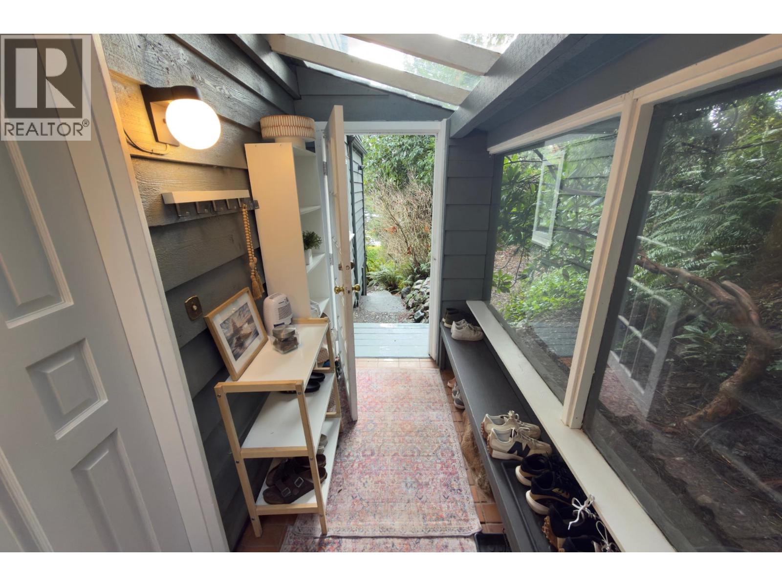 2711 Panorama Drive, North Vancouver, British Columbia V7G 1V7 - Photo 2 - R3077512