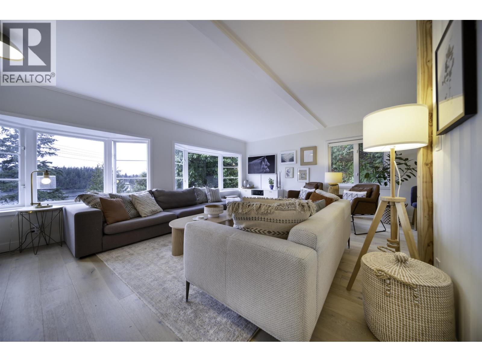 2711 Panorama Drive, North Vancouver, British Columbia V7G 1V7 - Photo 5 - R3077512