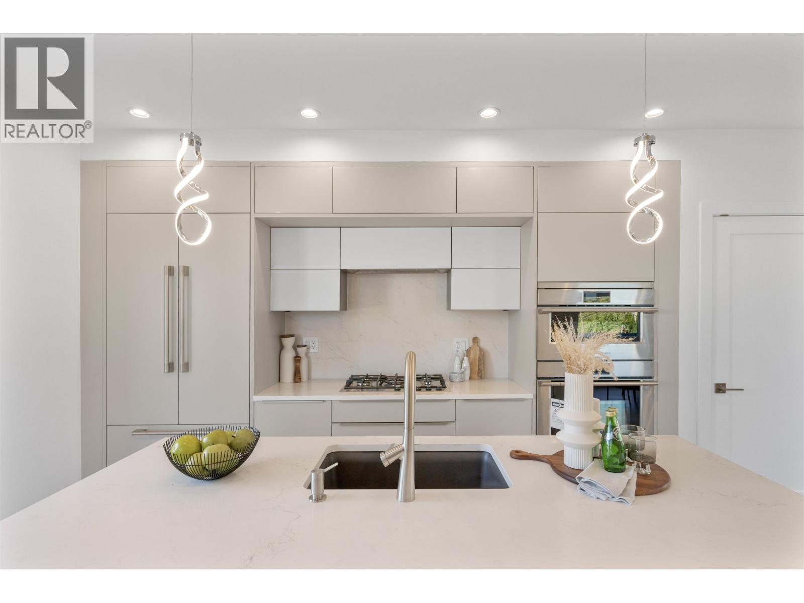 2 434 E 1st Street, North Vancouver, British Columbia  V7L 1B7 - Photo 3 - R3077635