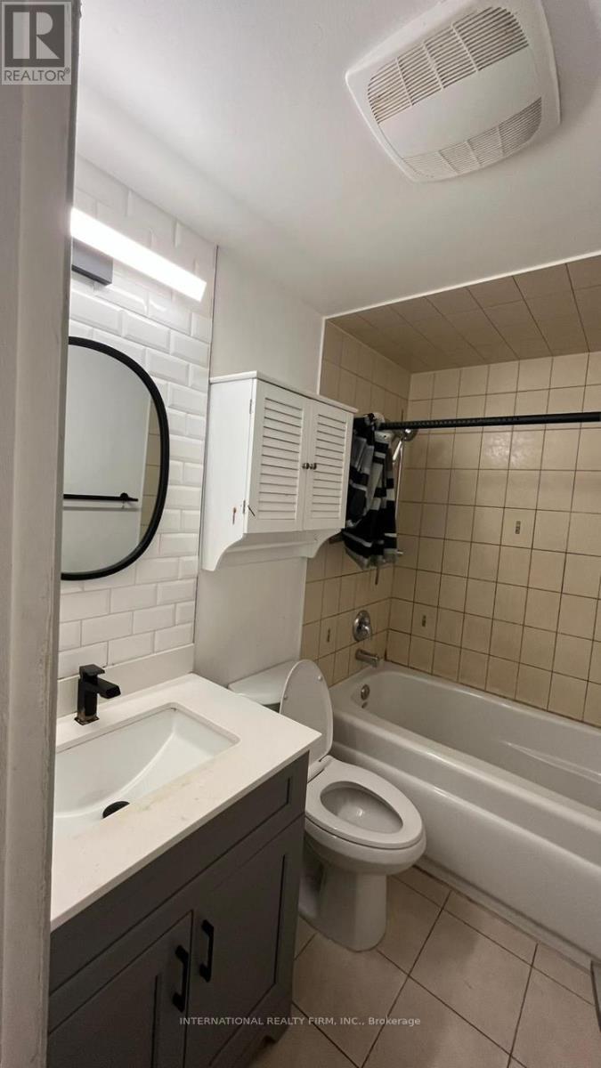 54 Hoskins Square, Brampton, Ontario  L6S 2N6 - Photo 6 - W12603420