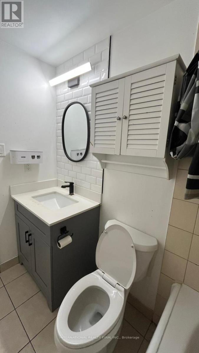 54 Hoskins Square, Brampton, Ontario  L6S 2N6 - Photo 5 - W12603420