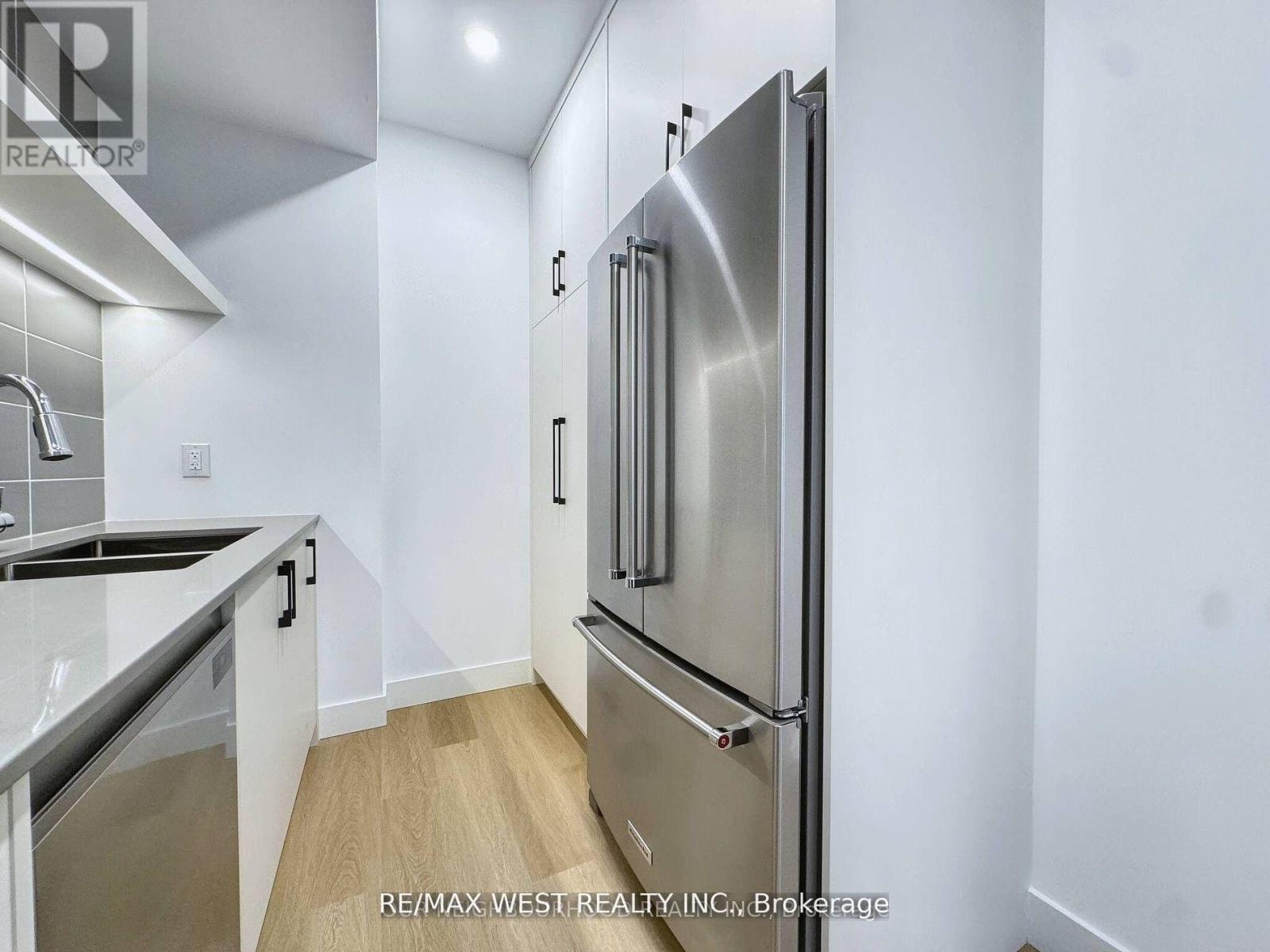 49 Morningside Avenue, Toronto, Ontario  M6S 1C6 - Photo 7 - W12678906