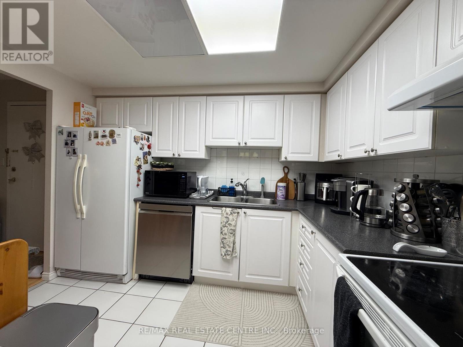 1902 - 135 Hillcrest Avenue, Mississauga, Ontario  L5B 4B1 - Photo 10 - W12678912