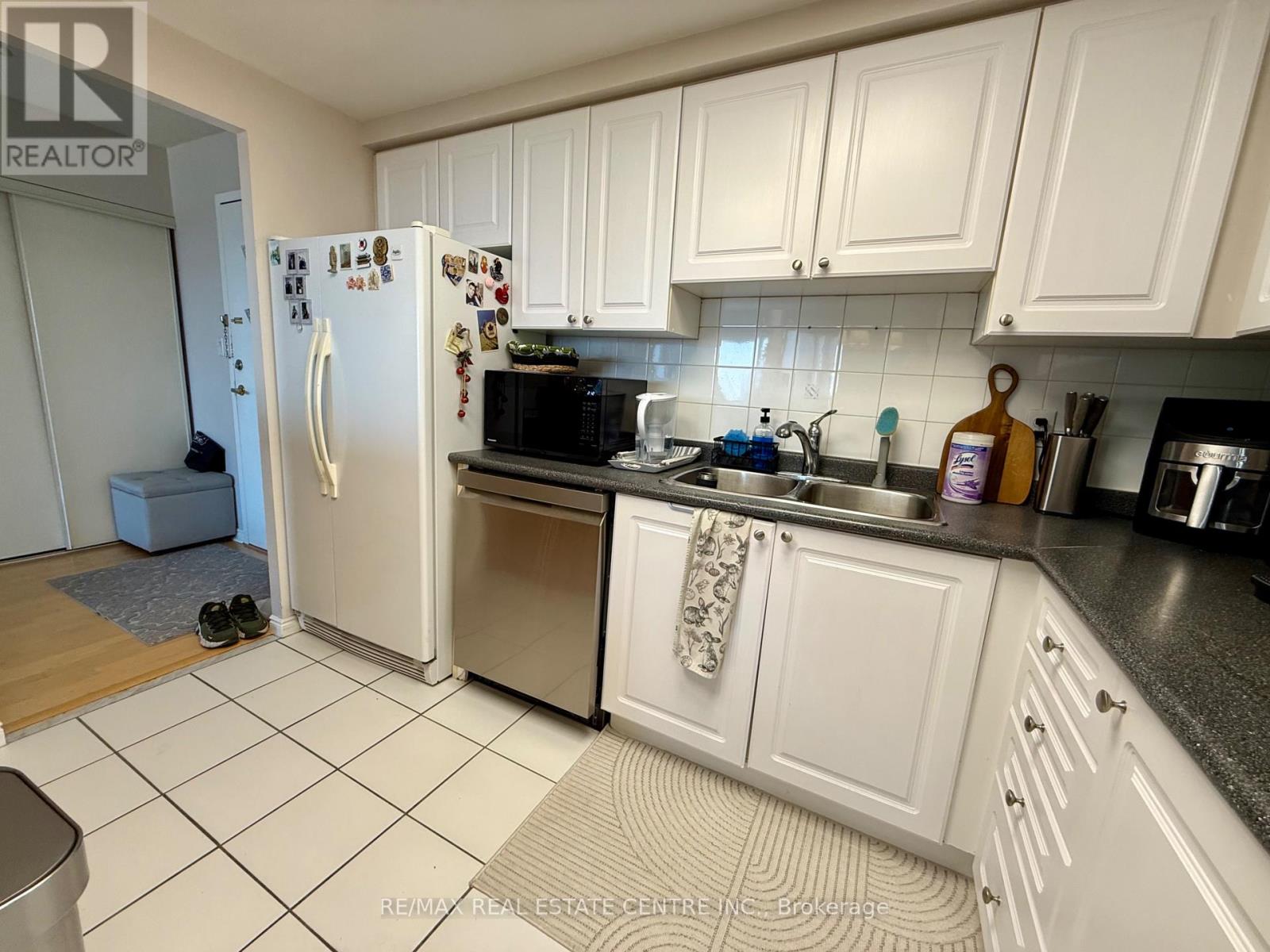 1902 - 135 Hillcrest Avenue, Mississauga, Ontario  L5B 4B1 - Photo 17 - W12678912