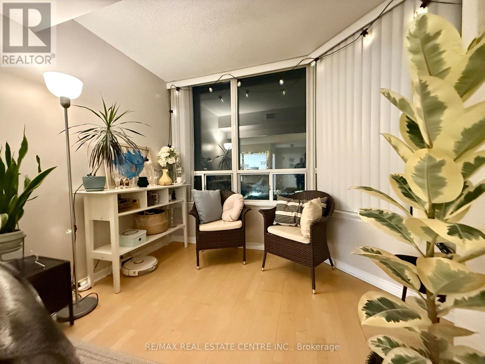 1902 - 135 Hillcrest Avenue, Mississauga, Ontario  L5B 4B1 - Photo 3 - W12678912