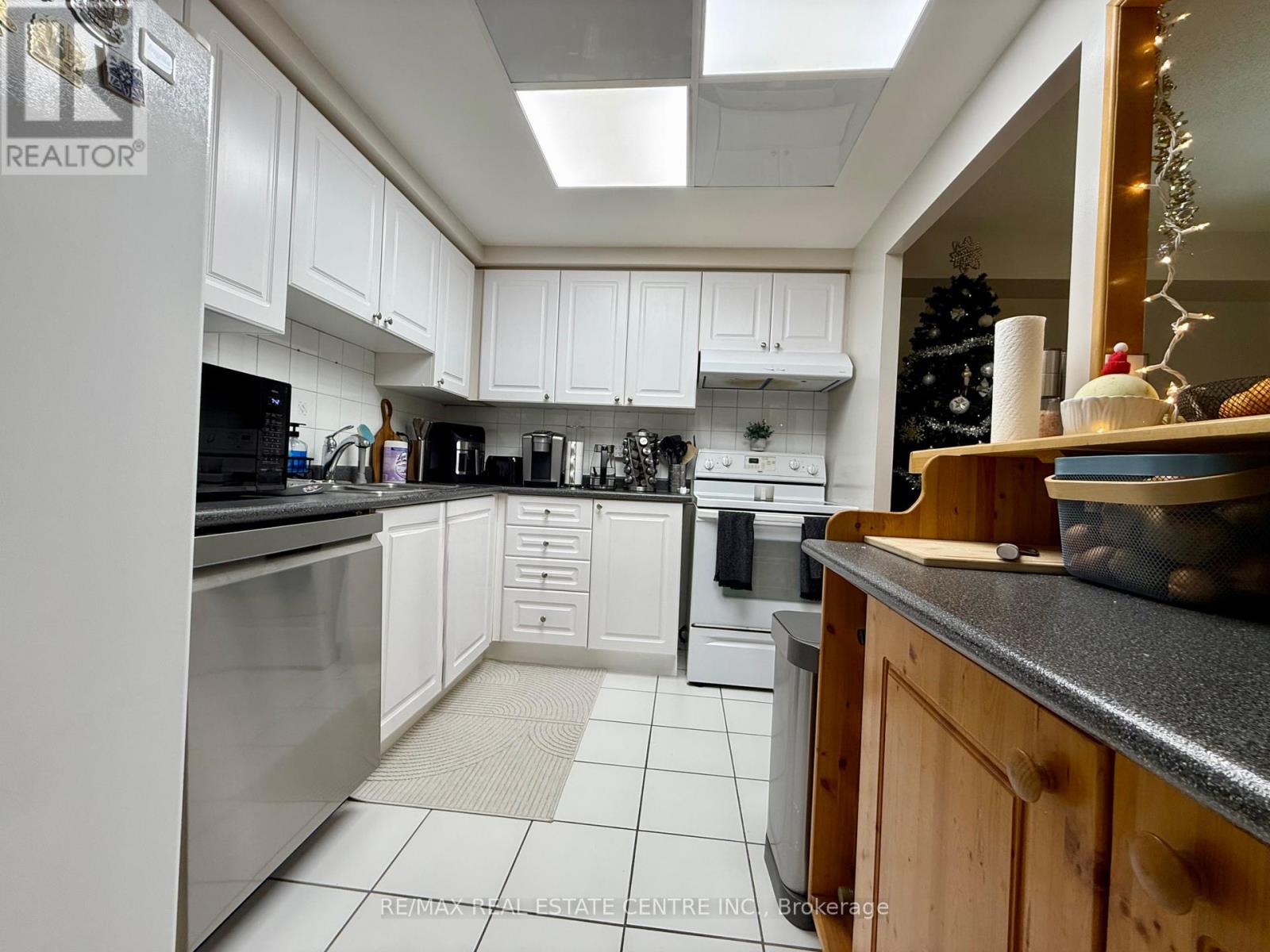 1902 - 135 Hillcrest Avenue, Mississauga, Ontario  L5B 4B1 - Photo 4 - W12678912