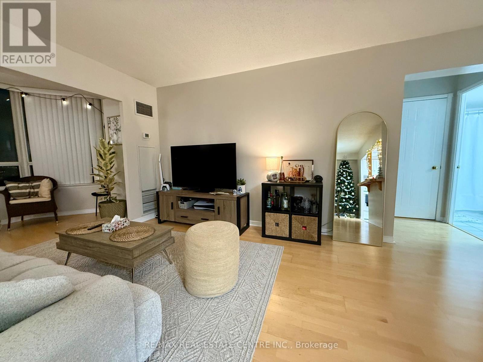 1902 - 135 Hillcrest Avenue, Mississauga, Ontario  L5B 4B1 - Photo 5 - W12678912