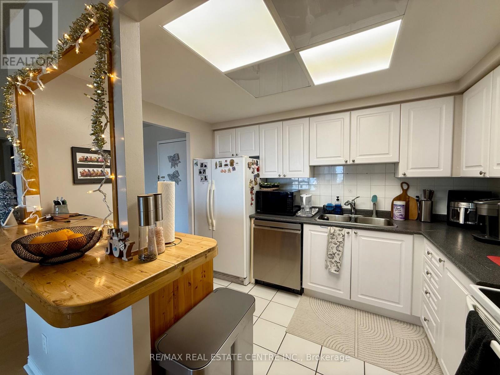 1902 - 135 Hillcrest Avenue, Mississauga, Ontario  L5B 4B1 - Photo 9 - W12678912