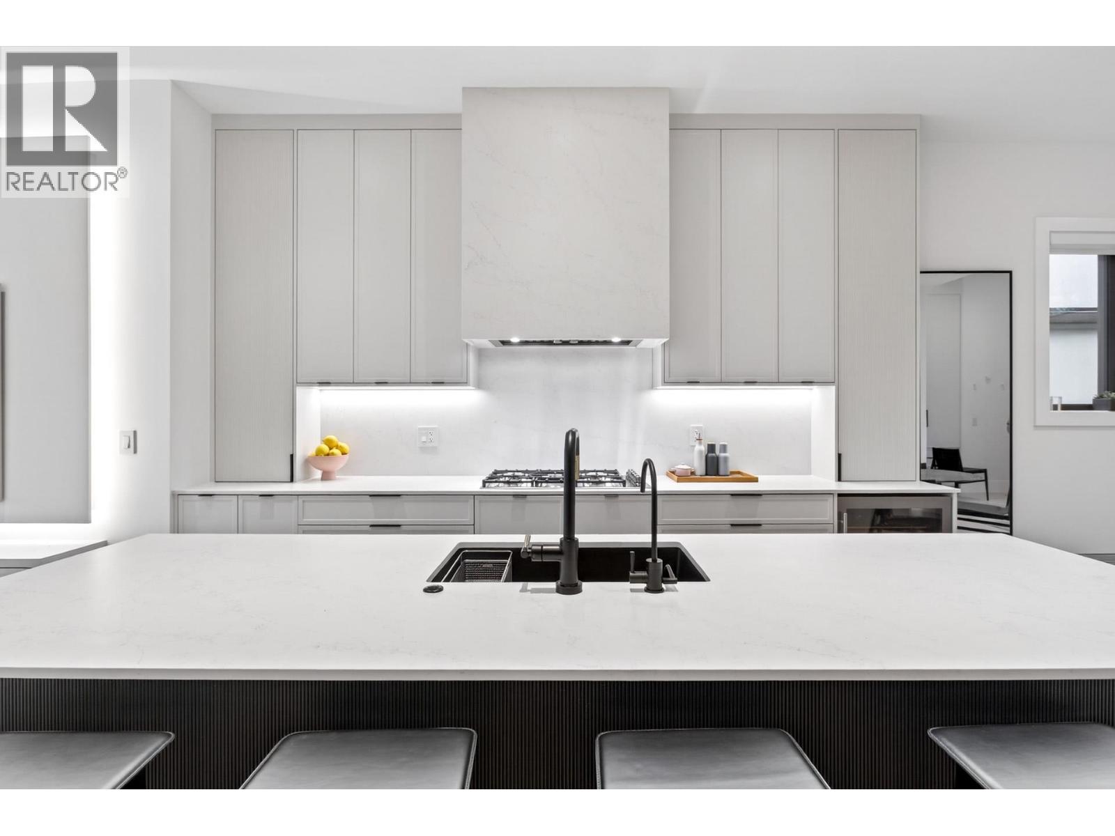 4066 Triumph Street, Burnaby, British Columbia V5C 1Z2 - Photo 6 - R3077671