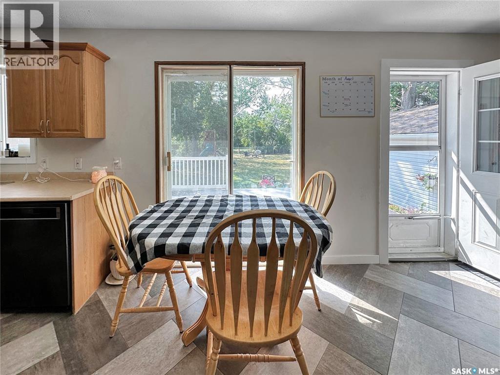 219 4th Avenue, Whitewood, Saskatchewan  S0G 5C0 - Photo 9 - SK015710