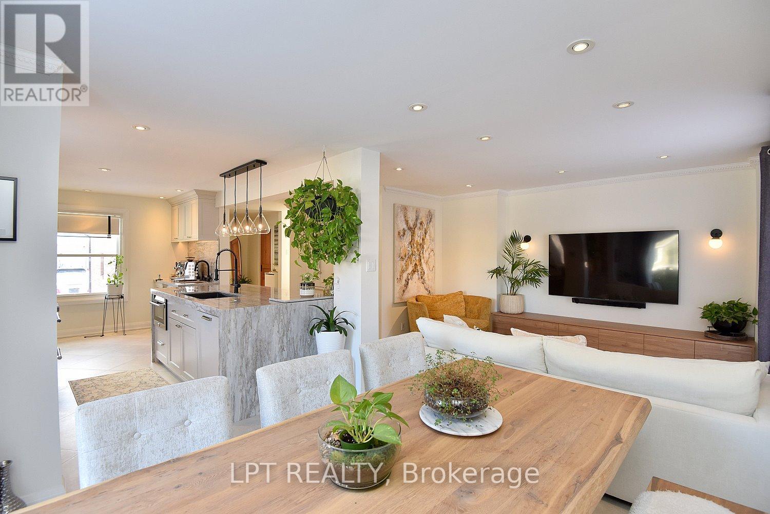 2 LEORA COURT, Richmond Hill, Ontario