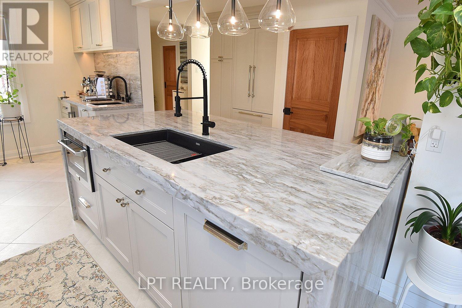 2 Leora Court, Richmond Hill, Ontario  L4C 7N5 - Photo 10 - N12679036