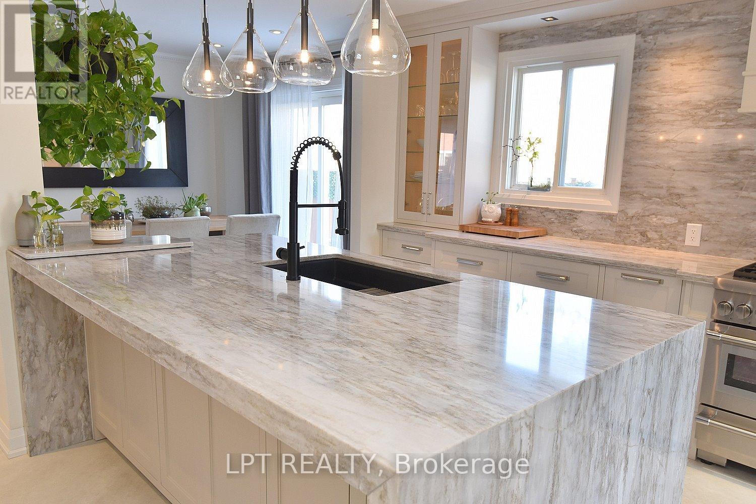 2 Leora Court, Richmond Hill, Ontario  L4C 7N5 - Photo 16 - N12679036