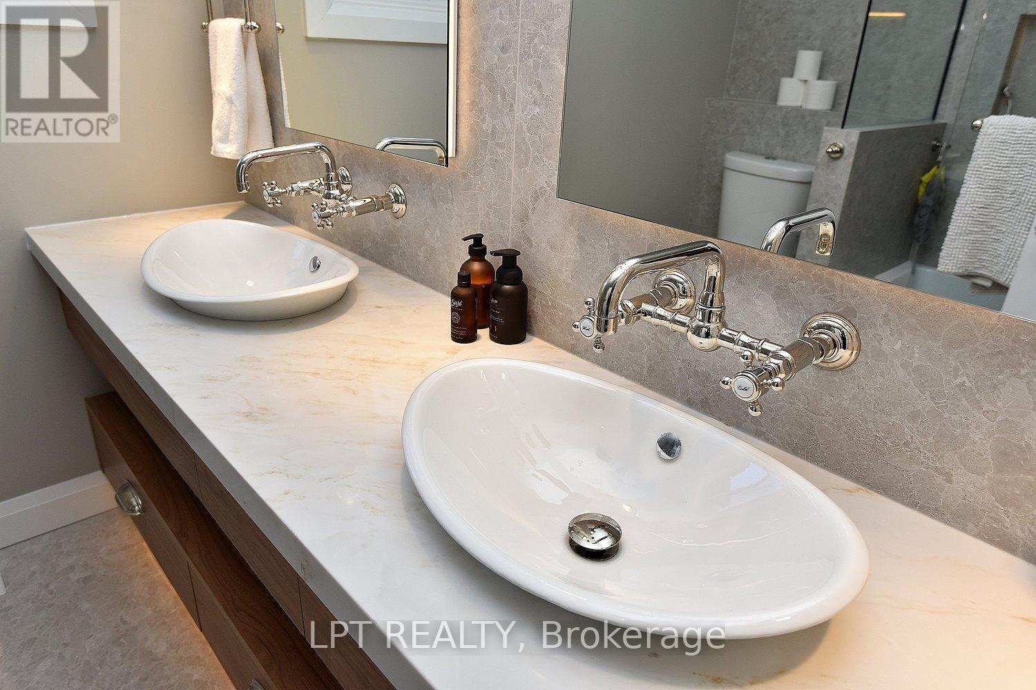 2 Leora Court, Richmond Hill, Ontario  L4C 7N5 - Photo 23 - N12679036