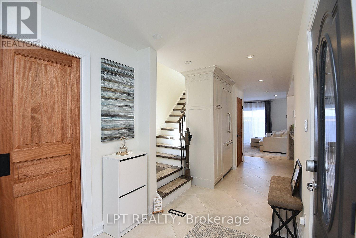 2 Leora Court, Richmond Hill, Ontario  L4C 7N5 - Photo 3 - N12679036