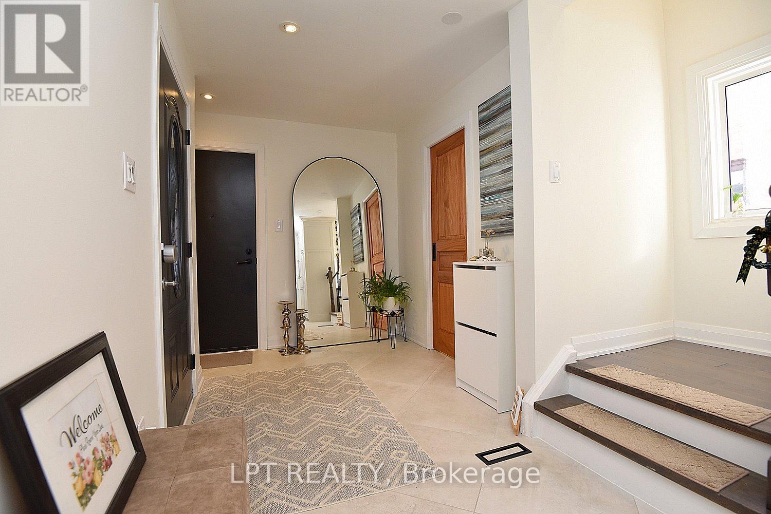 2 Leora Court, Richmond Hill, Ontario  L4C 7N5 - Photo 4 - N12679036