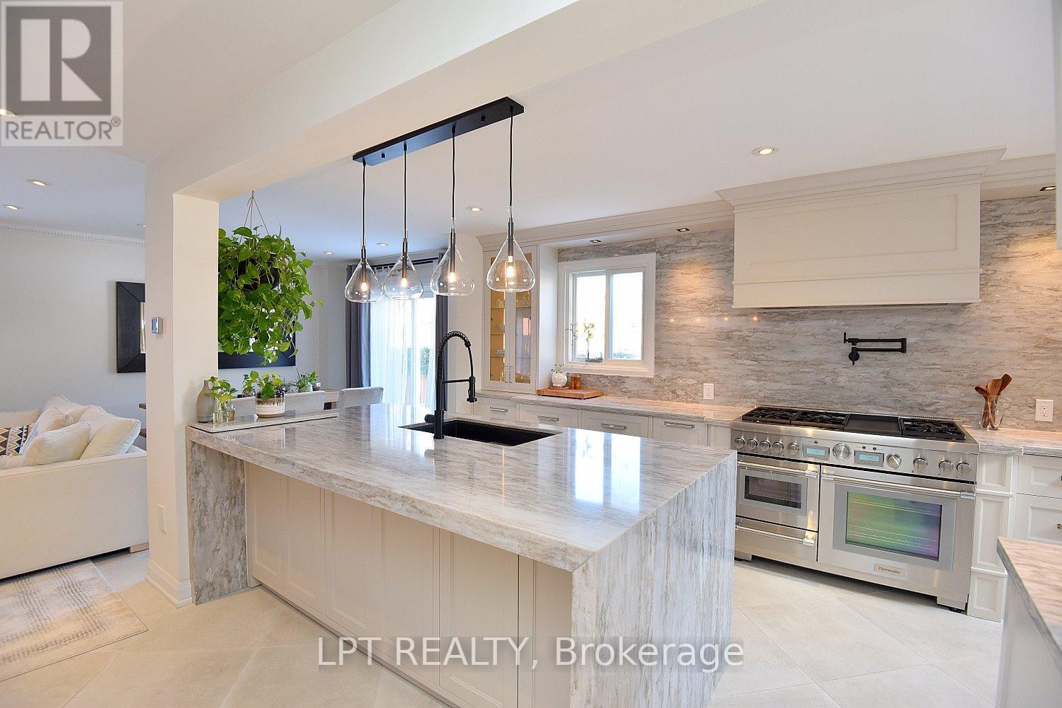 2 Leora Court, Richmond Hill, Ontario  L4C 7N5 - Photo 5 - N12679036