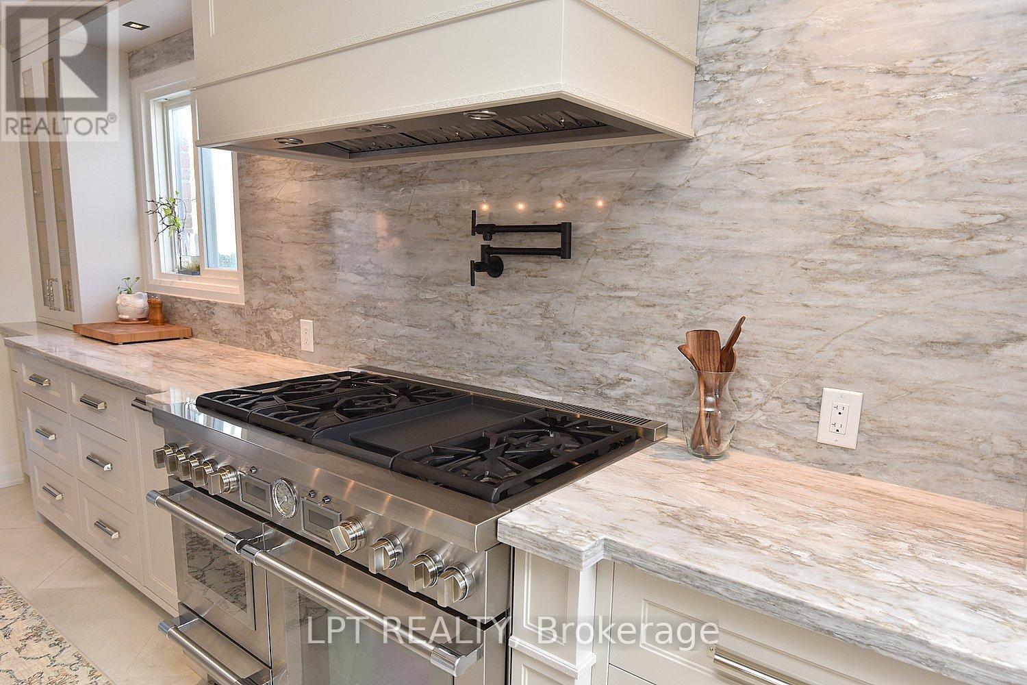 2 Leora Court, Richmond Hill, Ontario  L4C 7N5 - Photo 6 - N12679036