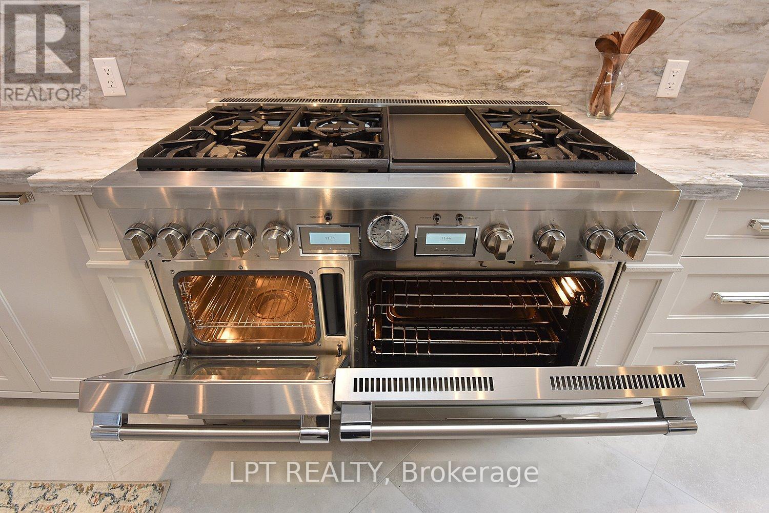 2 Leora Court, Richmond Hill, Ontario  L4C 7N5 - Photo 8 - N12679036