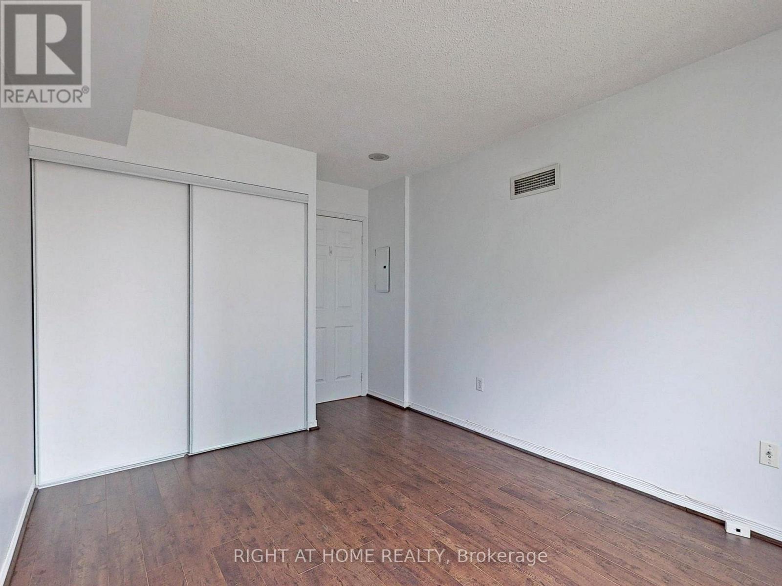 209 - 15 Michael Power Place S, Toronto, Ontario  M9A 5G4 - Photo 9 - W12678736