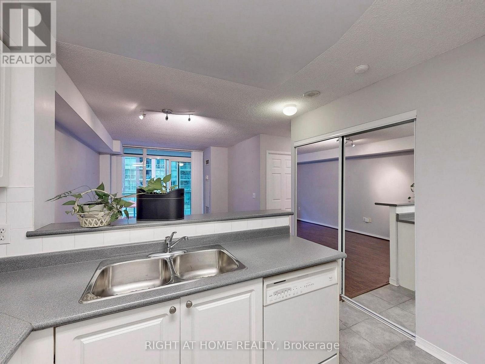 209 - 15 Michael Power Place S, Toronto, Ontario  M9A 5G4 - Photo 6 - W12678736