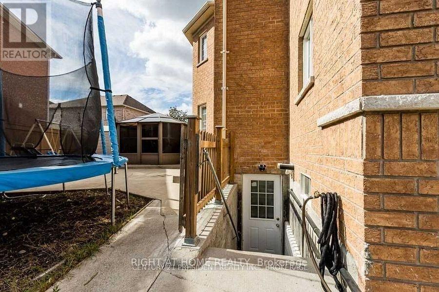 29 Laurentide Crescent, Brampton, Ontario  L6P 1Y3 - Photo 11 - W12679030