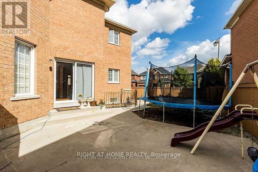 29 Laurentide Crescent, Brampton, Ontario  L6P 1Y3 - Photo 12 - W12679030