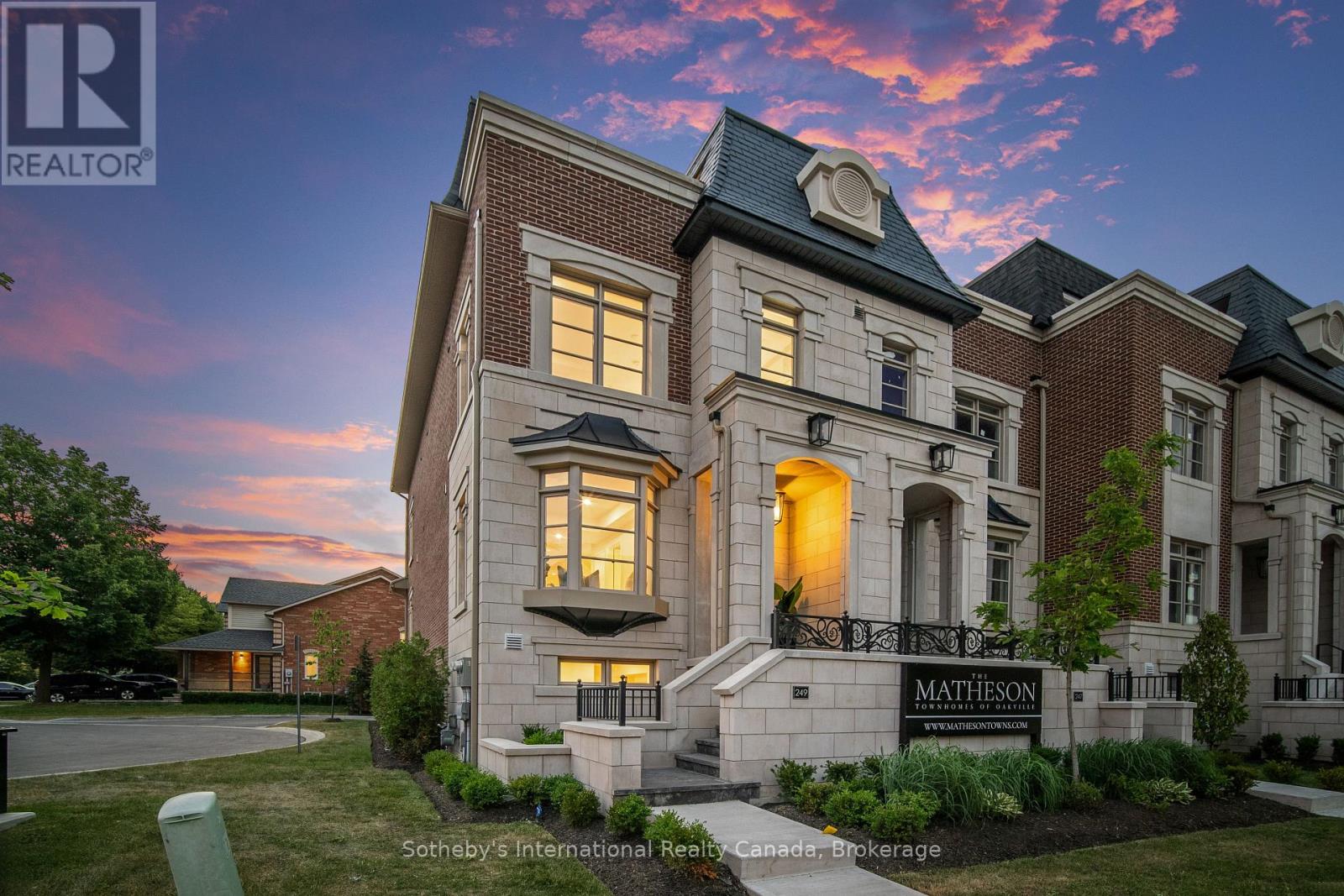 249 Rebecca Street, Oakville, Ontario  L6K 2W4 - Photo 2 - W12678100