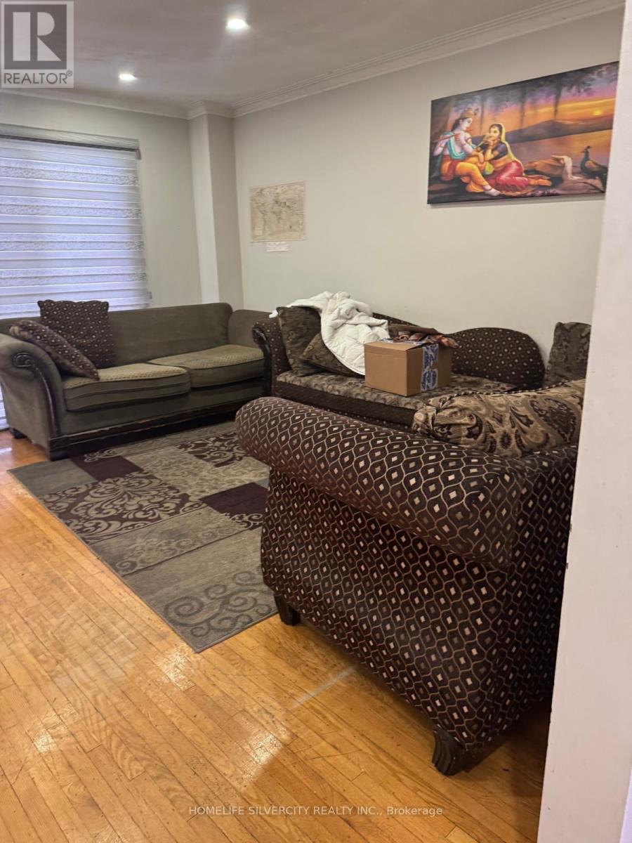 7214 Sigsbee Drive, Mississauga, Ontario  L4T 4A1 - Photo 14 - W12648646