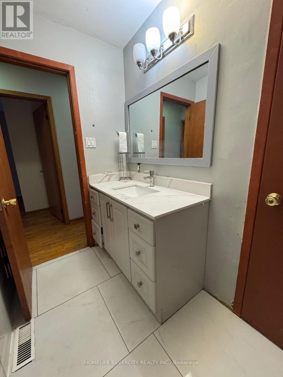 7214 Sigsbee Drive, Mississauga, Ontario  L4T 4A1 - Photo 18 - W12648646