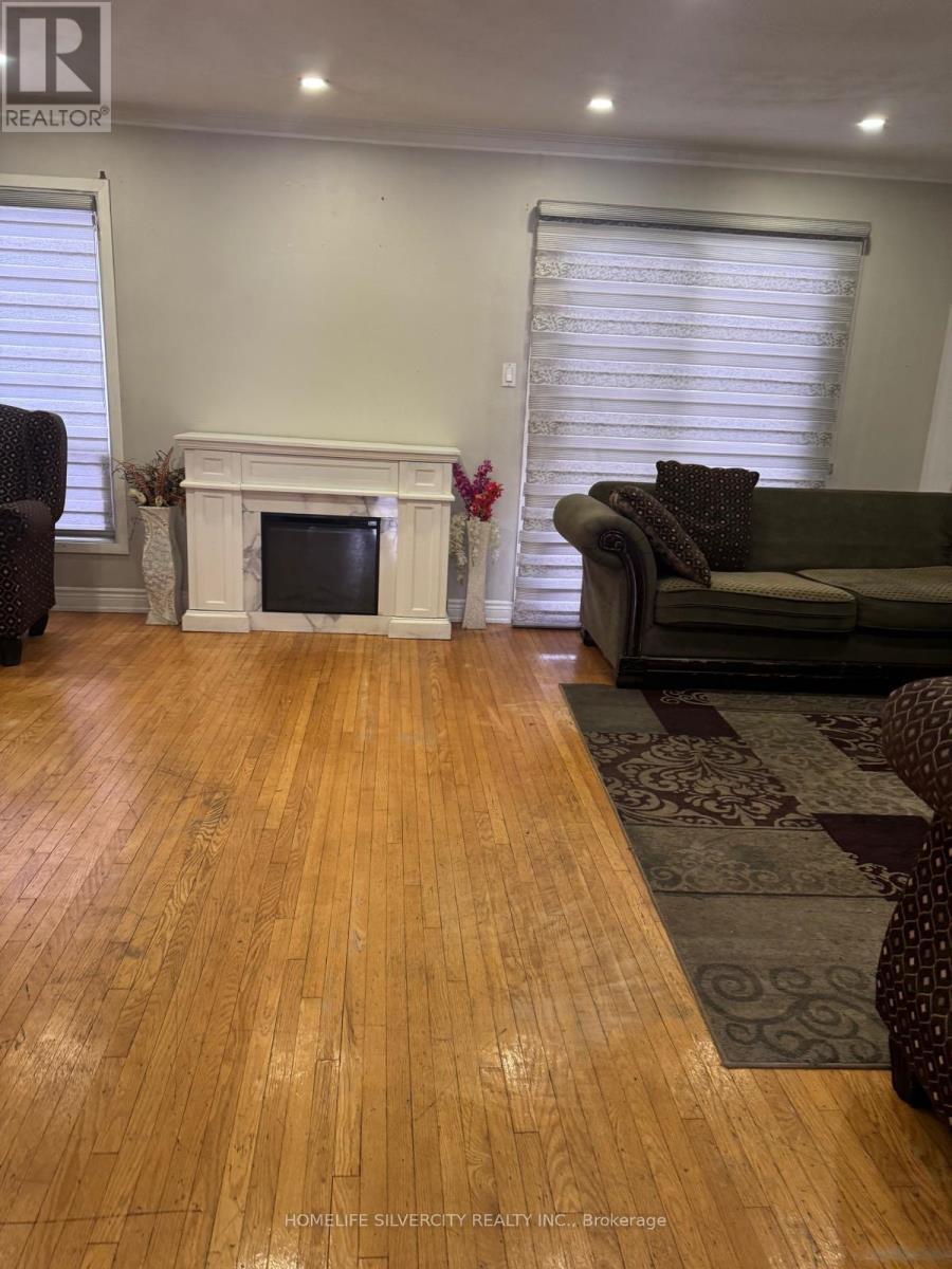 7214 Sigsbee Drive, Mississauga, Ontario  L4T 4A1 - Photo 13 - W12648646