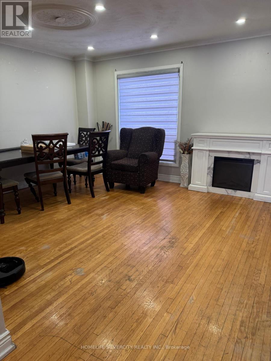 7214 Sigsbee Drive, Mississauga, Ontario  L4T 4A1 - Photo 12 - W12648646