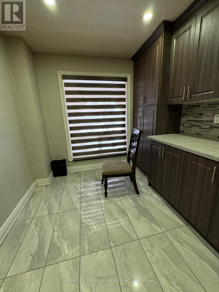 7214 Sigsbee Drive, Mississauga, Ontario  L4T 4A1 - Photo 6 - W12648646