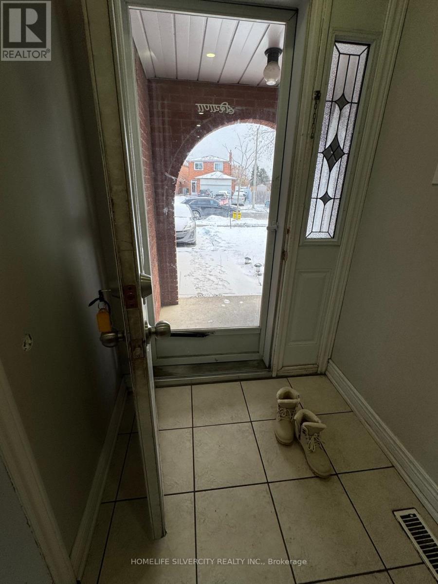 7214 Sigsbee Drive, Mississauga, Ontario  L4T 4A1 - Photo 5 - W12648646