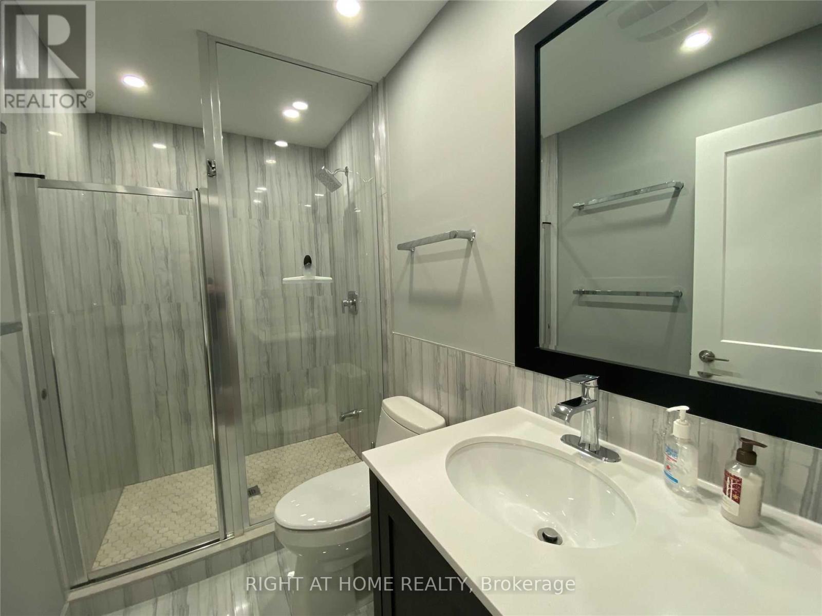 Upper - 4087 Clevedon Drive, Mississauga, Ontario  L4Z 1J4 - Photo 7 - W12679284