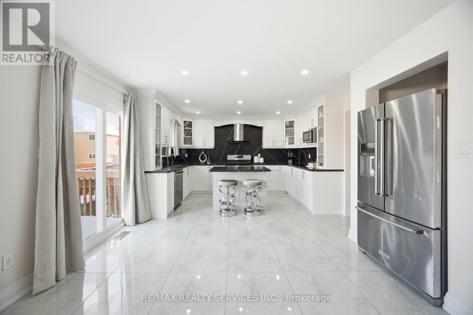 71 Hutton Crescent, Caledon, Ontario  L7C 1A7 - Photo 12 - W12679344