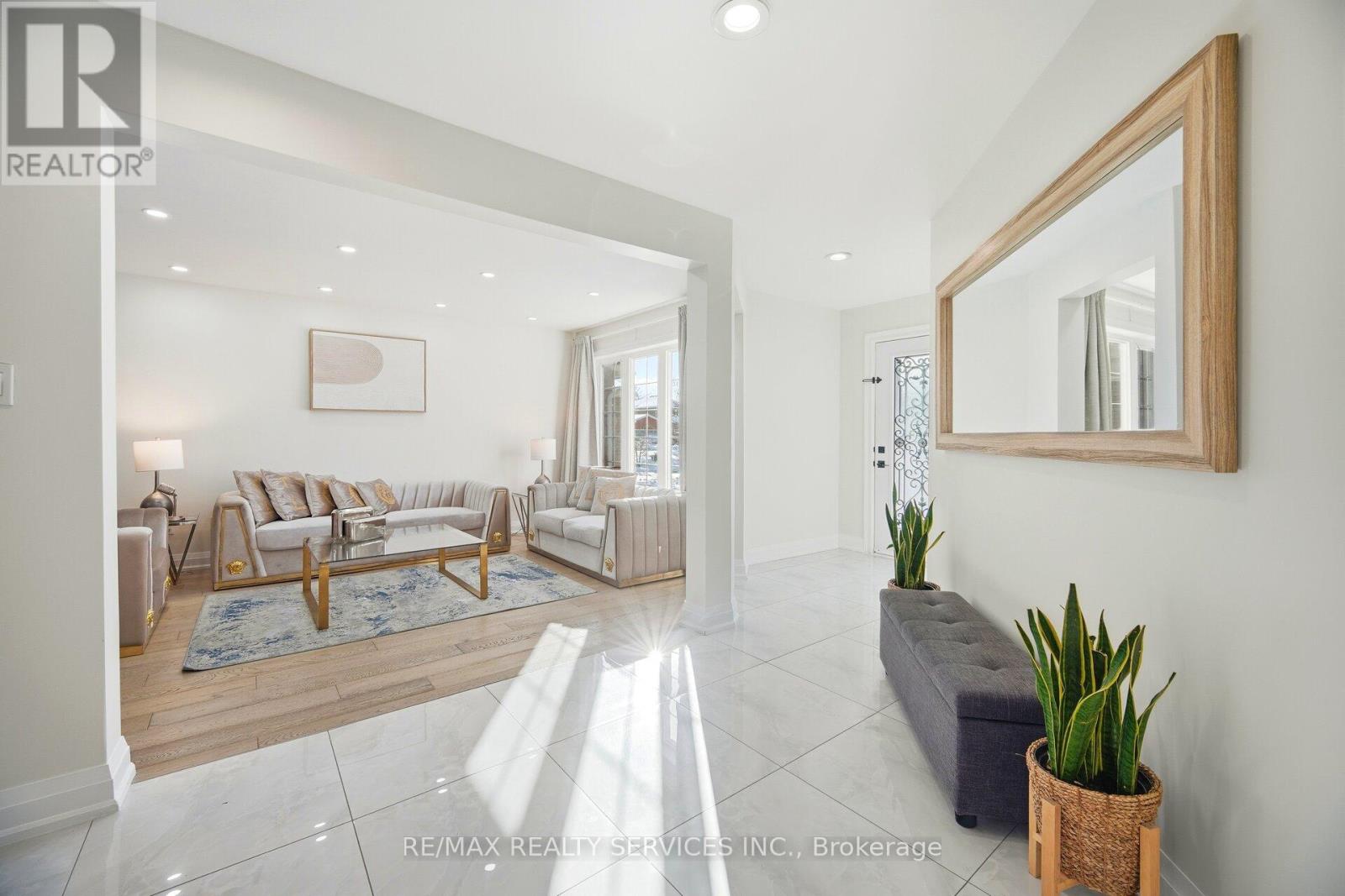 71 Hutton Crescent, Caledon, Ontario  L7C 1A7 - Photo 6 - W12679344