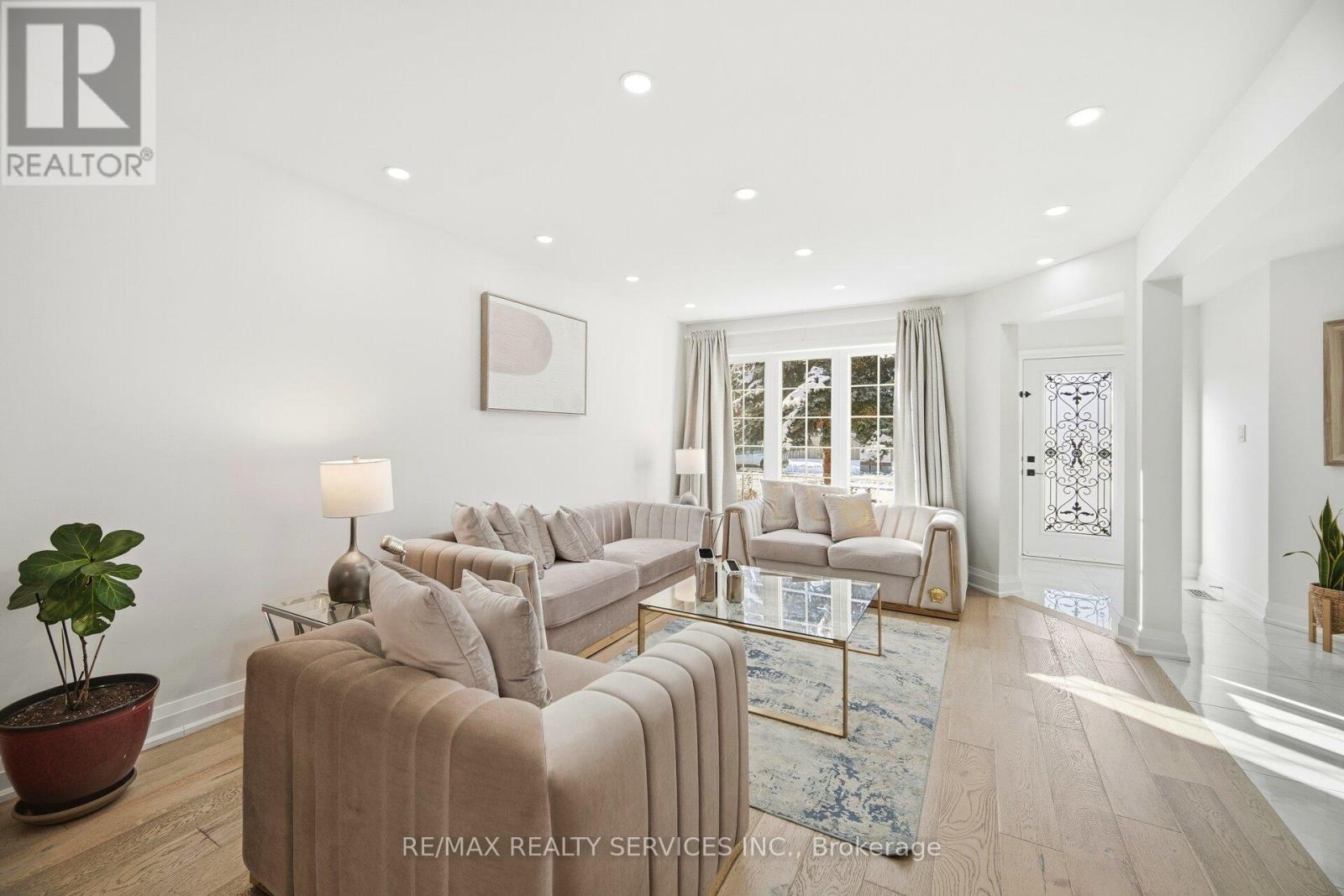 71 Hutton Crescent, Caledon, Ontario  L7C 1A7 - Photo 8 - W12679344