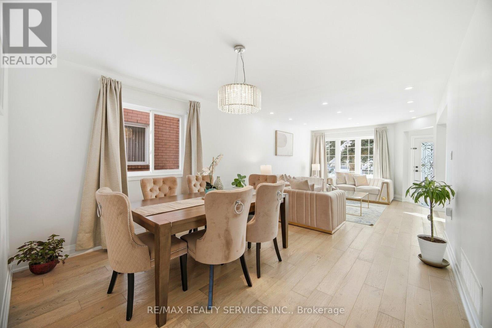 71 Hutton Crescent, Caledon, Ontario  L7C 1A7 - Photo 9 - W12679344