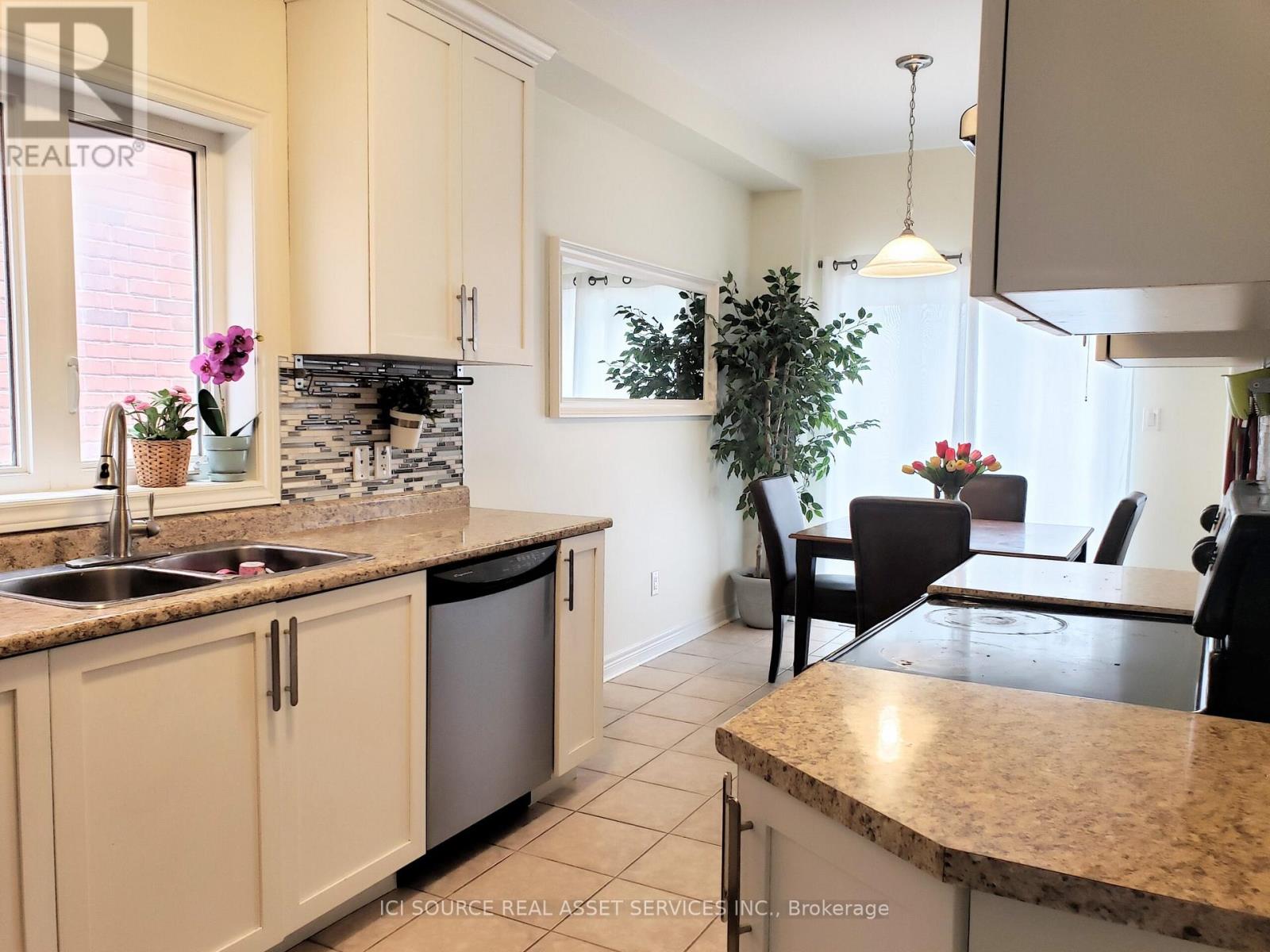 Upper - 43 Crimson Forest Drive, Vaughan, Ontario  L6A 4C4 - Photo 3 - N12679366