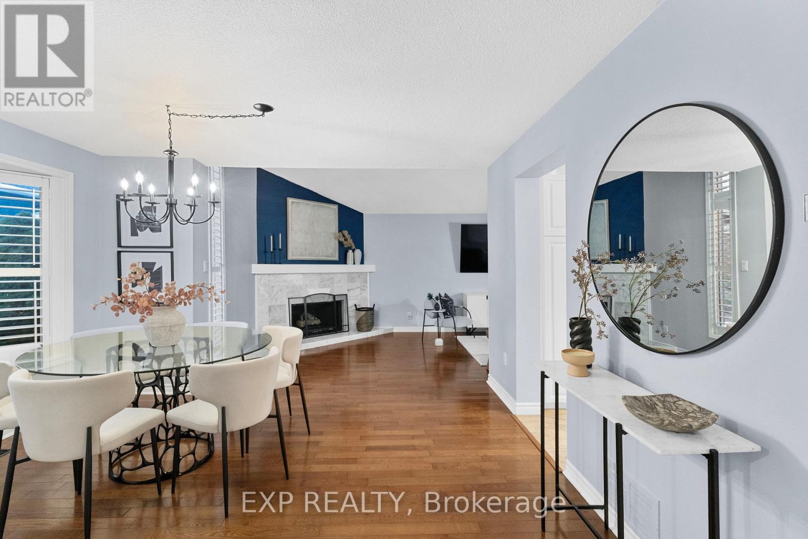 22 Pierpont Place, Mississauga, Ontario  L5N 5V1 - Photo 2 - W12679374