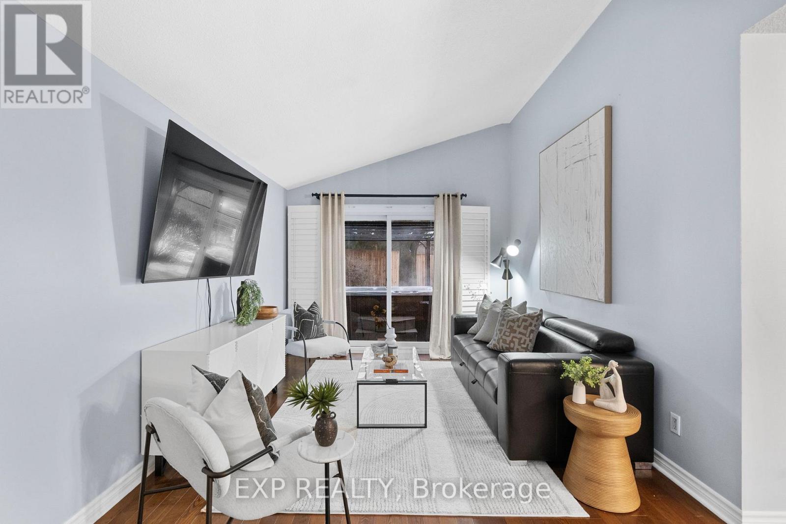 22 Pierpont Place, Mississauga, Ontario  L5N 5V1 - Photo 4 - W12679374