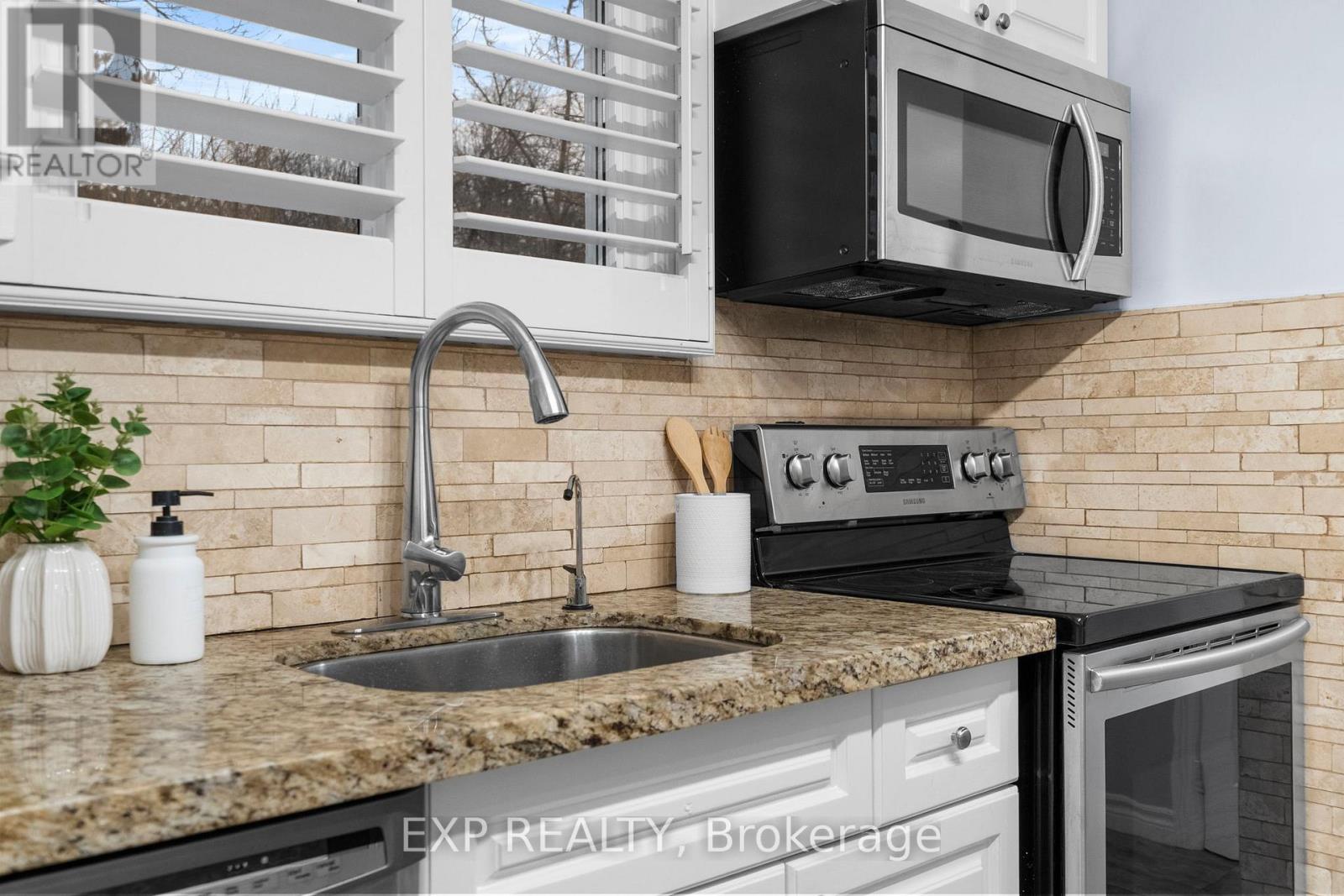 22 Pierpont Place, Mississauga, Ontario  L5N 5V1 - Photo 8 - W12679374