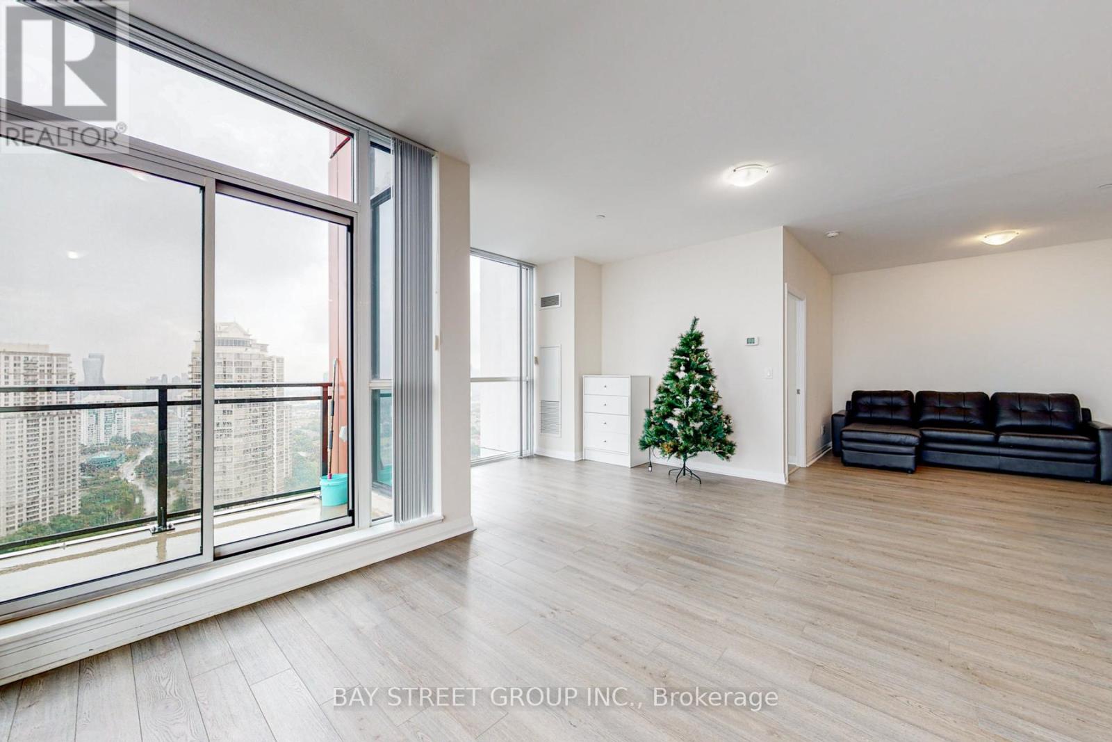 2801 - 75 Eglinton Avenue W, Mississauga, Ontario  L5R 0E5 - Photo 13 - W12679392