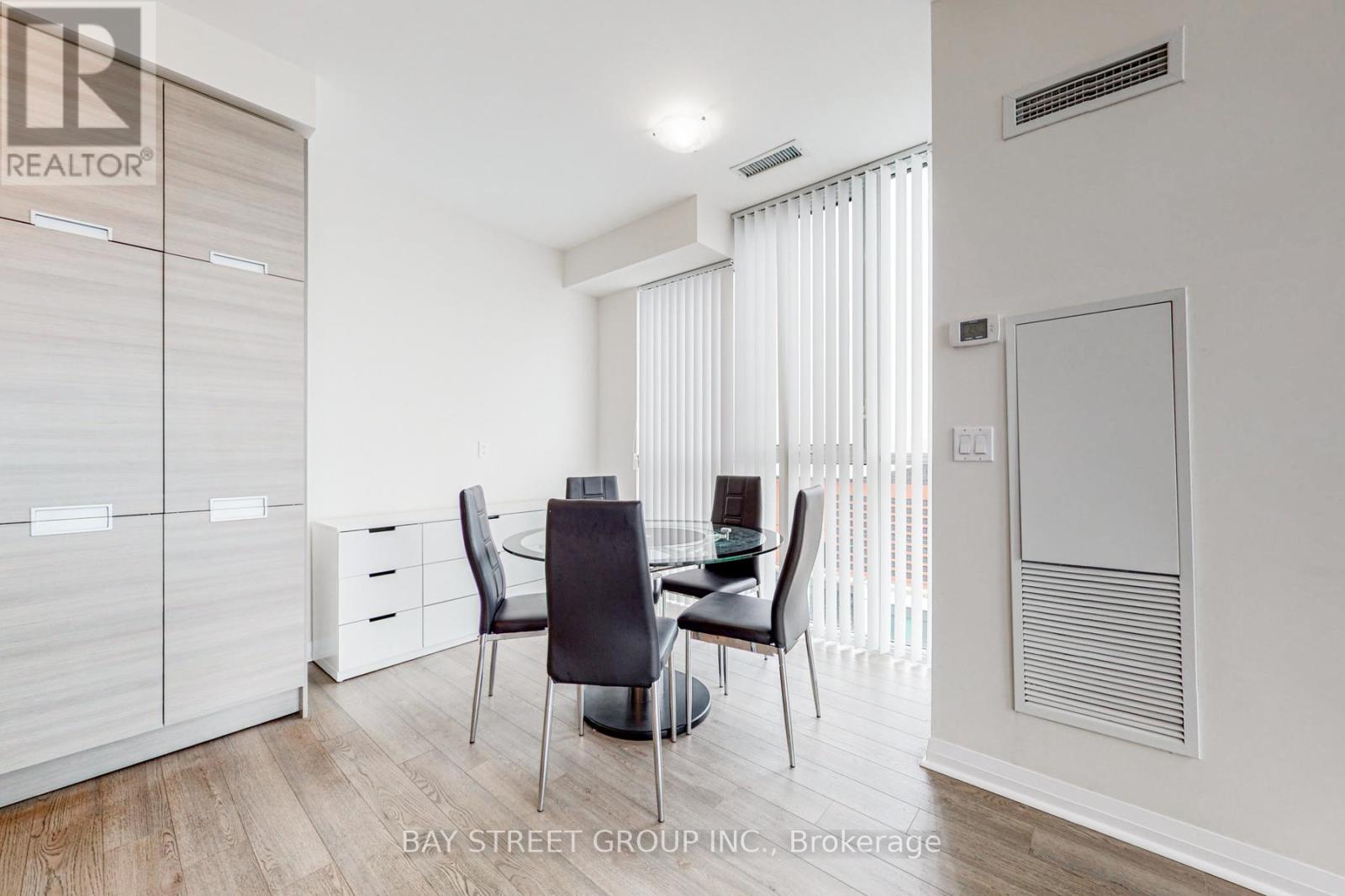 2801 - 75 Eglinton Avenue W, Mississauga, Ontario  L5R 0E5 - Photo 14 - W12679392