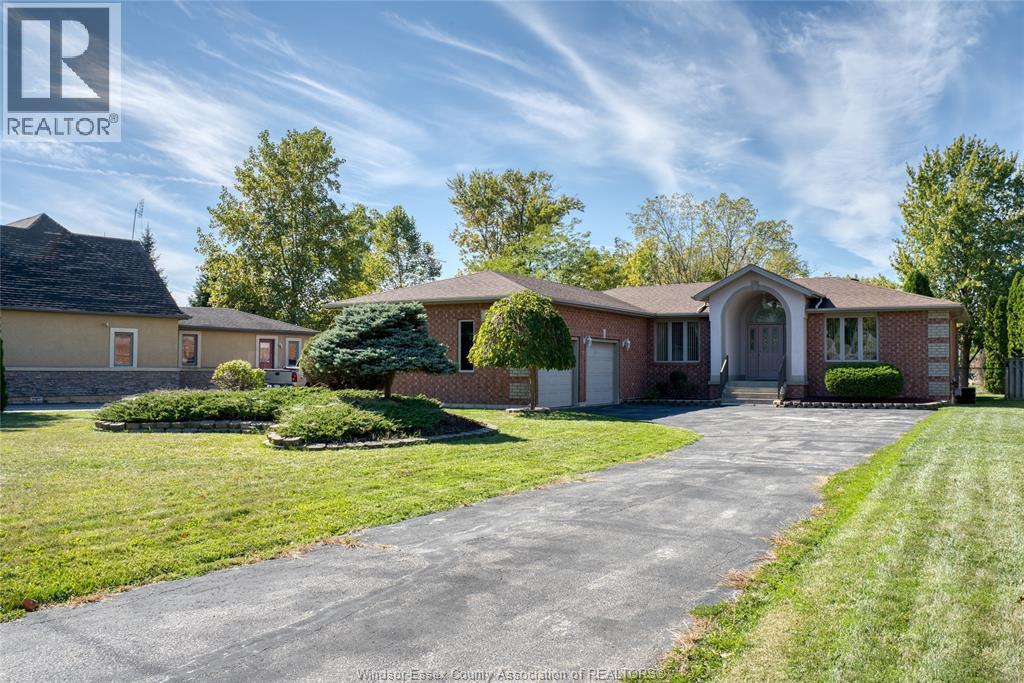 MLS# 26000646: 267 EAST PUCE, Lakeshore, Canada