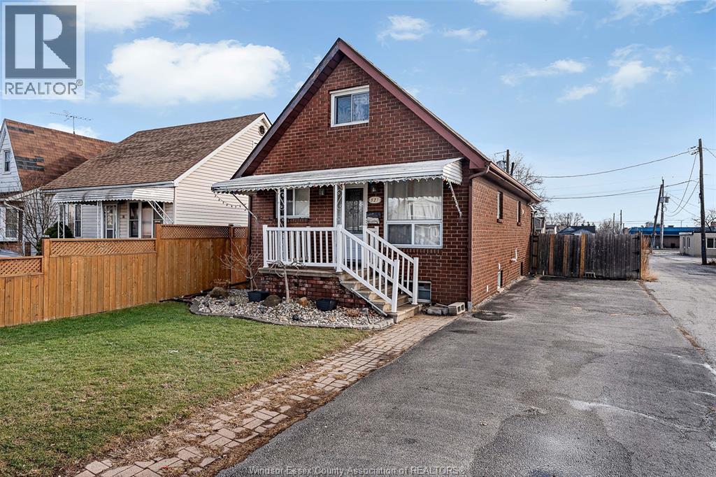 MLS# 26000653: 527 ALEXANDRINE, Windsor, Canada