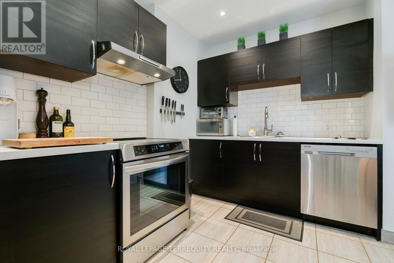 201 - 894 Queen Street E, Toronto, Ontario  M4M 1J3 - Photo 8 - E12679426